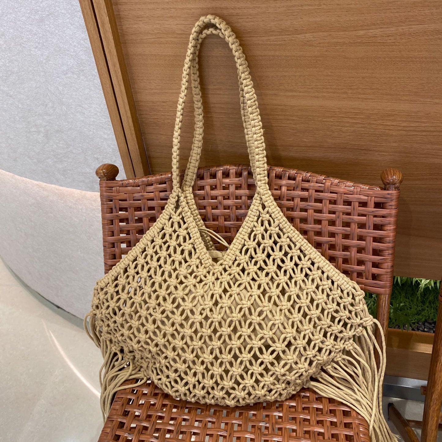 Women's Retro Hollow Hand-woven Summer Seaside Vacation Versatile Beach Niche Women's Shoulder Bag