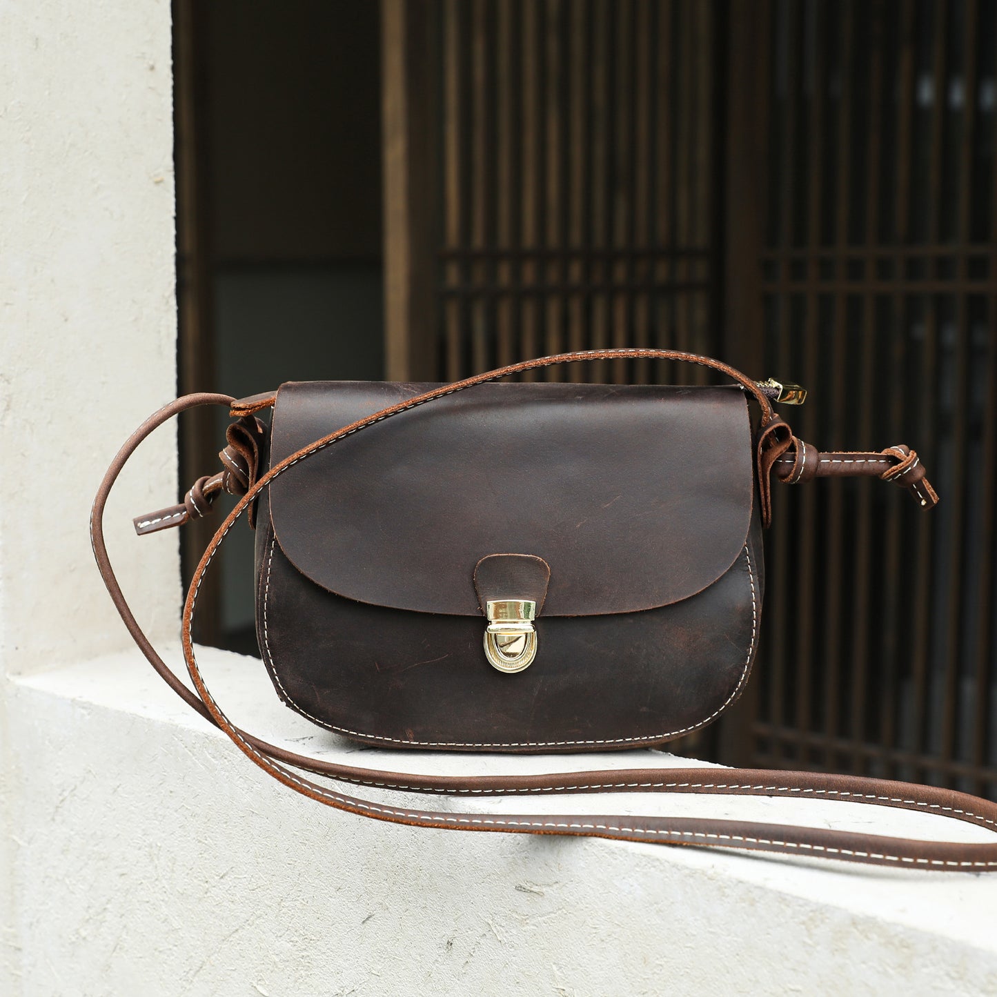 Women's Crazy Horse Leather Retro Embossing Fashion Women's Messenger Bag