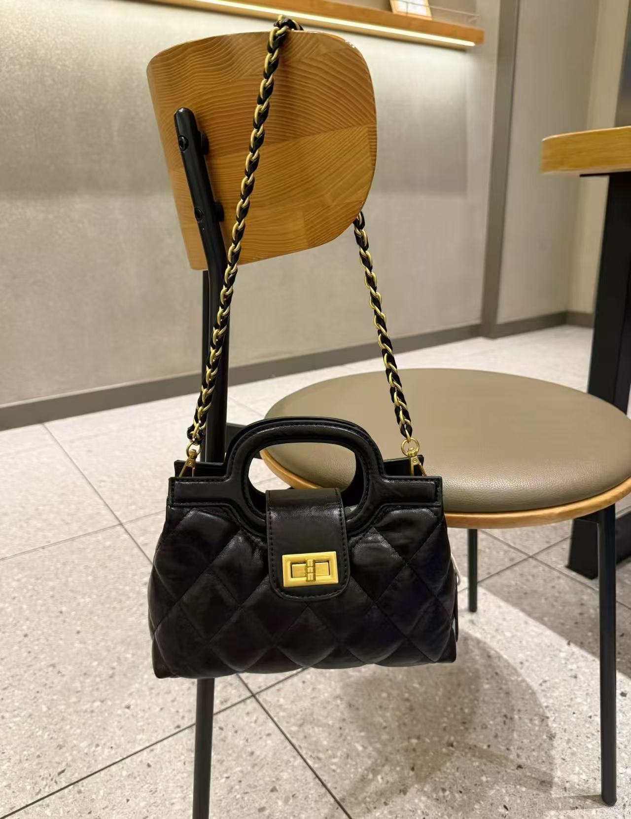 Women's Classic Style Diamond Pattern Chain Summer Vegetable Tanned Women's Messenger Bag