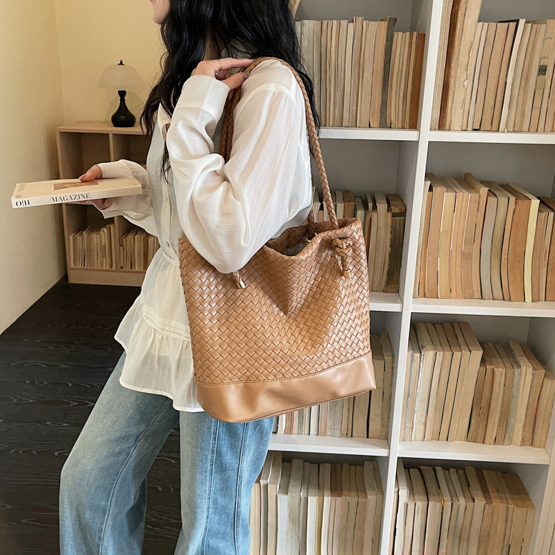 Women's High-grade Hand-woven Fashion Commuter Vintage Bucket Bag