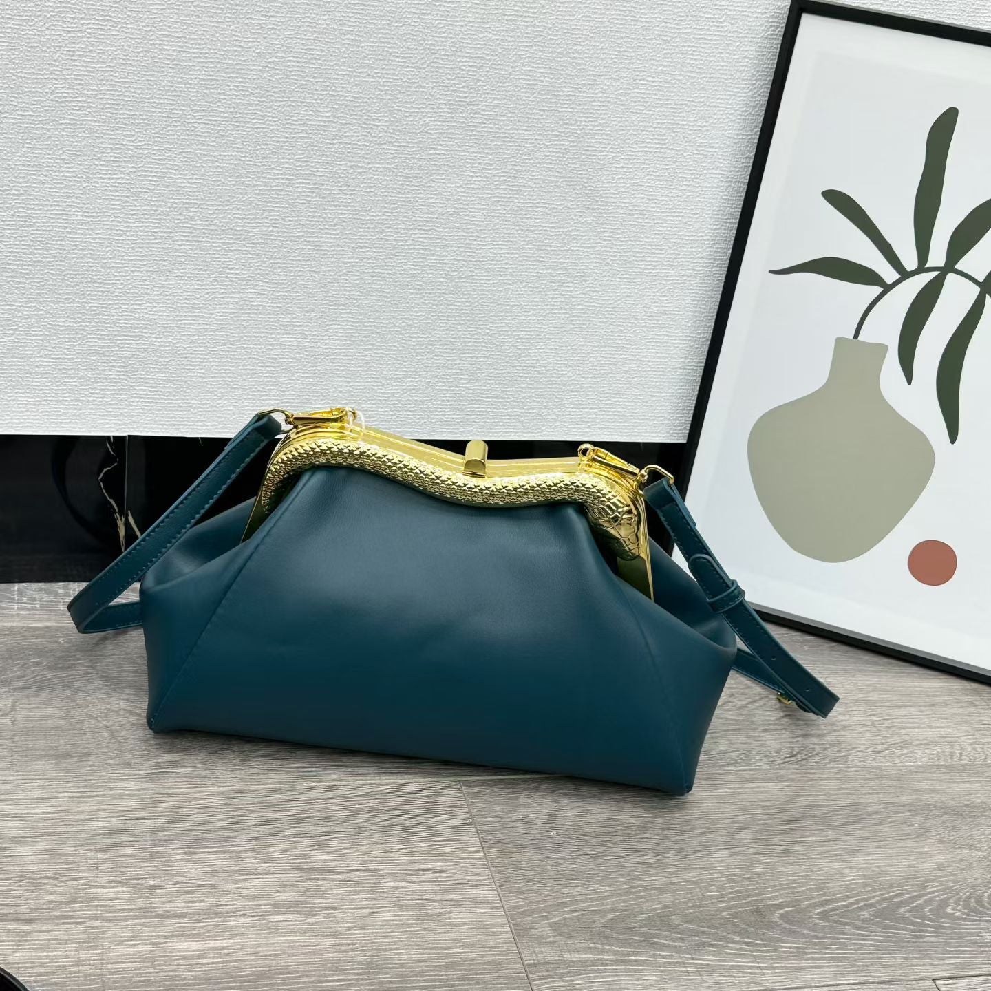 Women's Snake-shaped Clip Exquisite Retro Cloud Underarm Bag