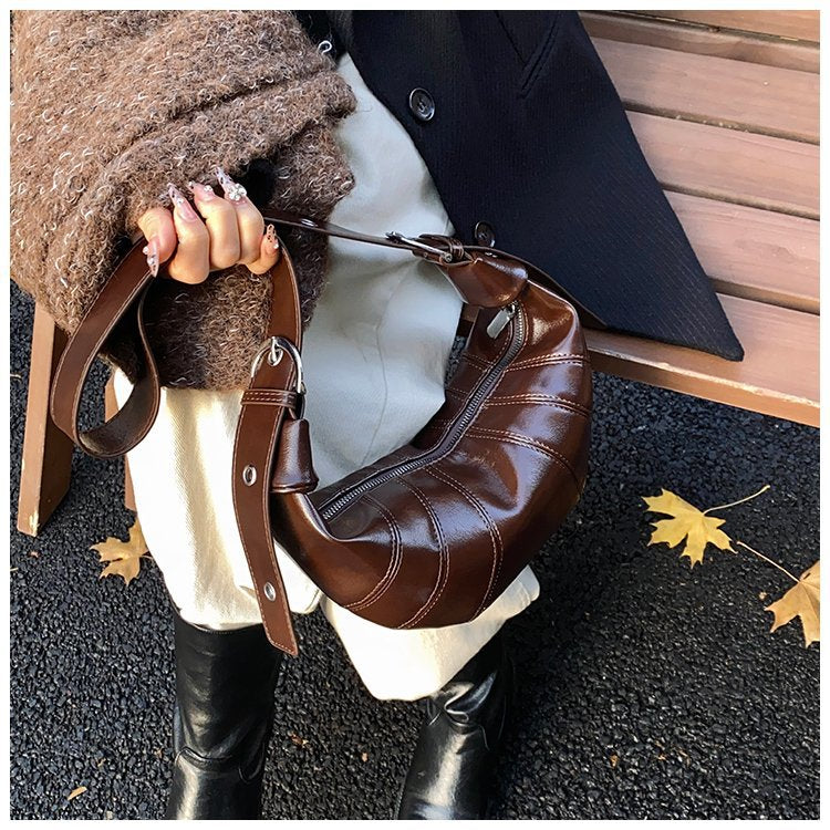 Women's Retro Horn Winter Tide Fashion Saddle Dumpling Women's Shoulder Bag