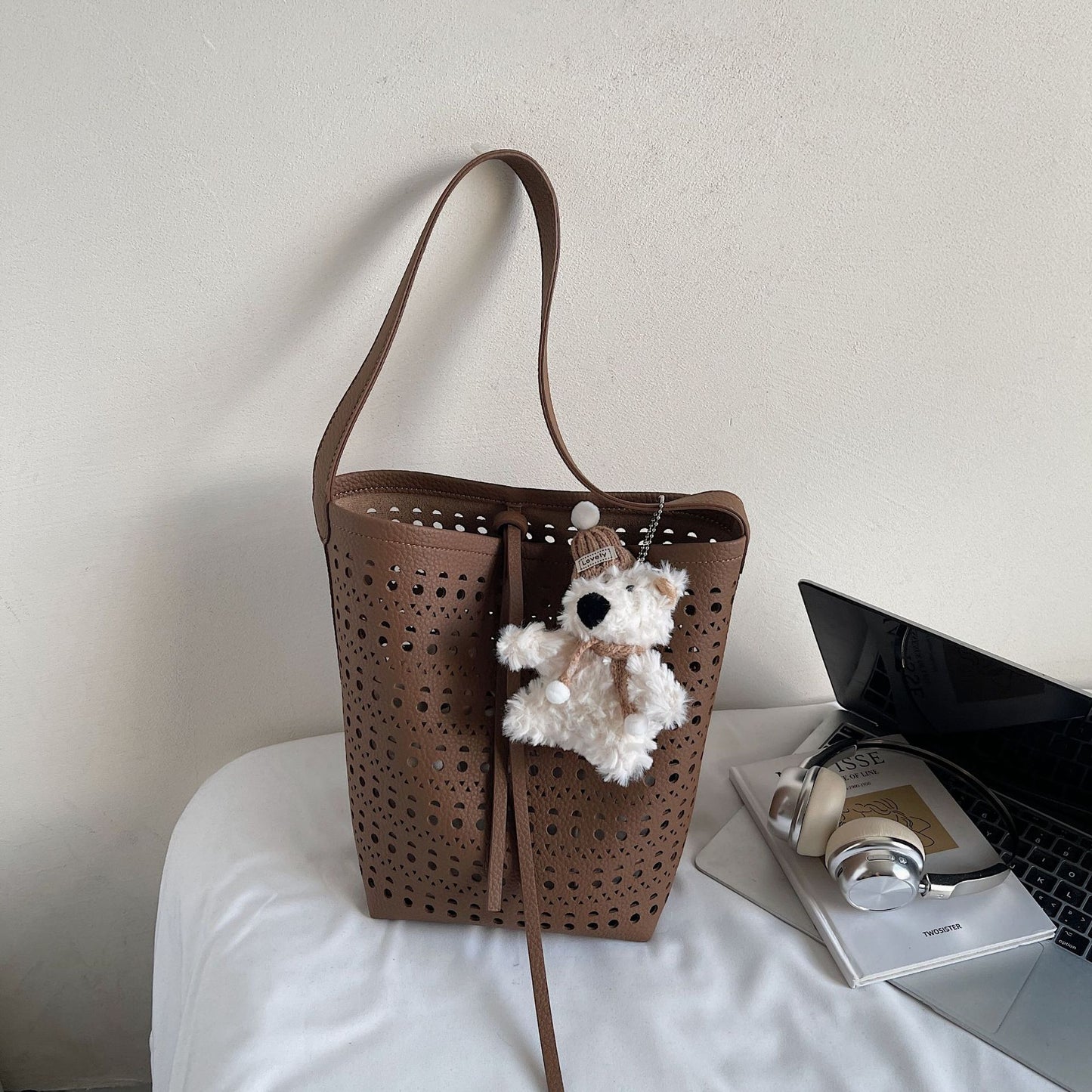 Women's Niche Weaving Hollow Single Commuter Fashion Bucket Bag