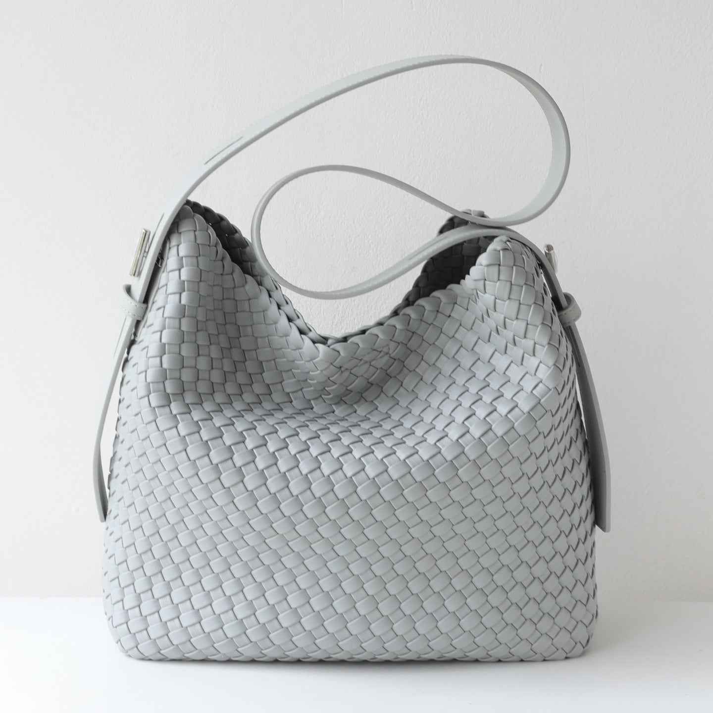 High-grade Handmade Woven Large Capacity Commuter Underarm Mother Leisure Bucket Bag