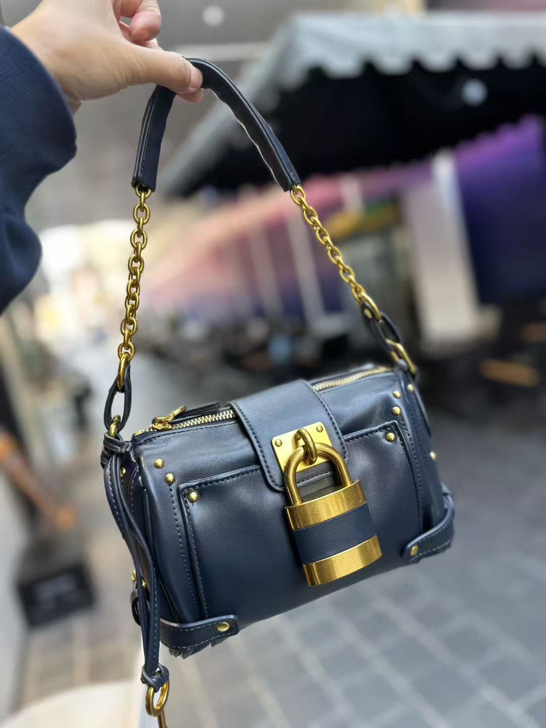 Women's Design Retro Easy Matching Large Twist High-grade Light Bags