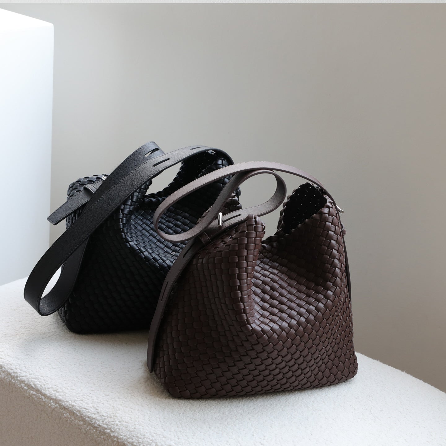 High-grade Handmade Woven Large Capacity Commuter Underarm Mother Leisure Bucket Bag
