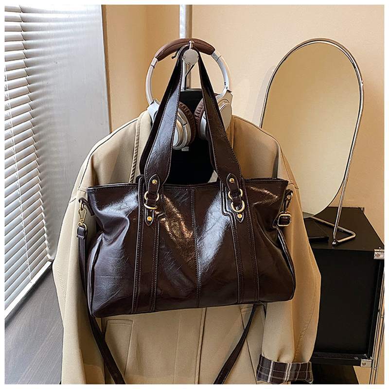 Women's Spring Large Capacity Fashion High-grade Underarm Bag