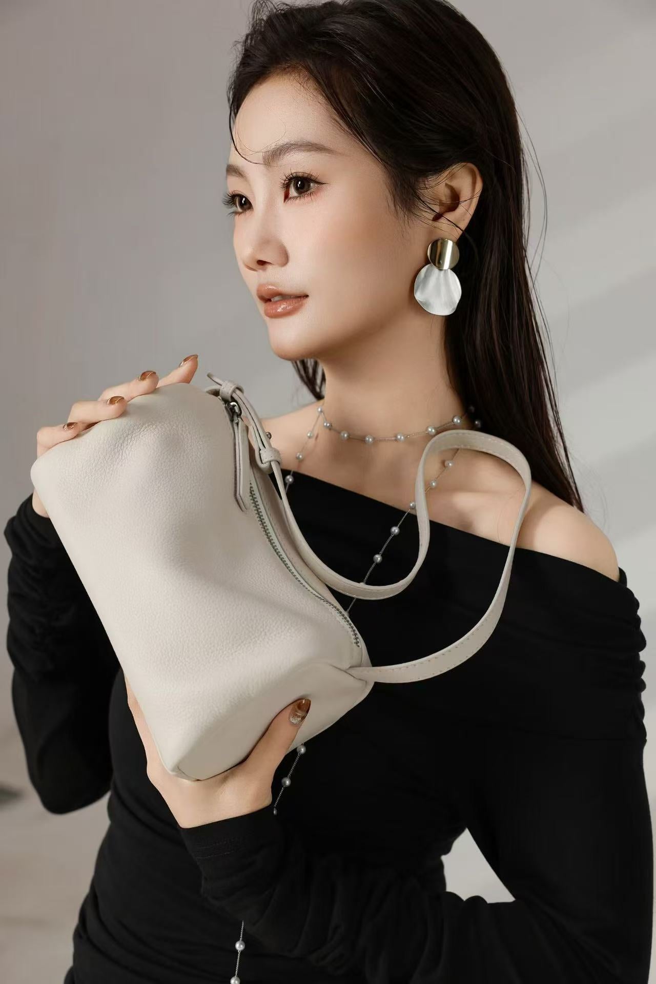 Cattlehide Leather Fashion Cylinder Pencil Box Design Soft Mini Underarm Bags