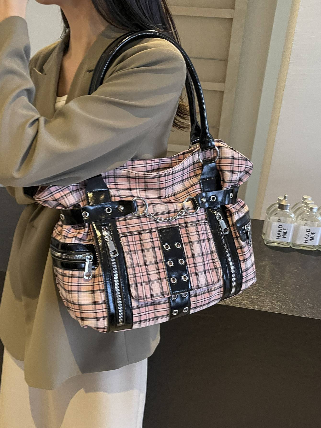 Women's Motorcycle Rivet Large Capacity Portable Class Women's Messenger Bag