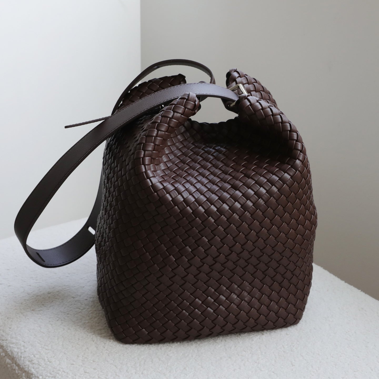 Simple Niche Hand-woven Loose Commuter Large Bucket Bag