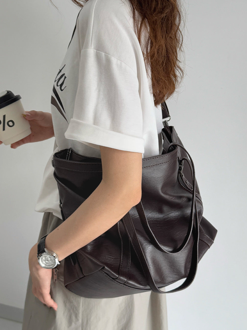 Women's Large Capacity Vintage Textured Rivet Women's Messenger Bag