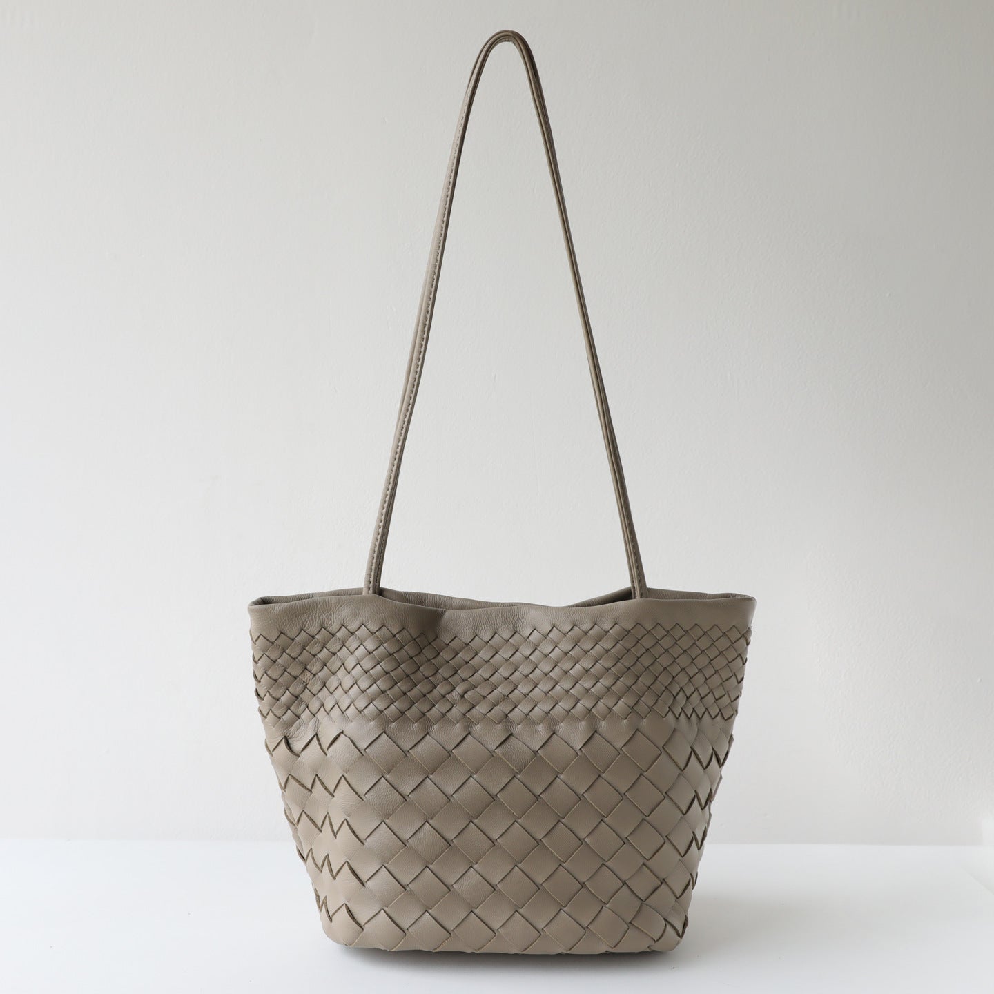 Women's Design Sheepskin Woven Underarm Literary Lazy Commuter Genuine Bucket Bag
