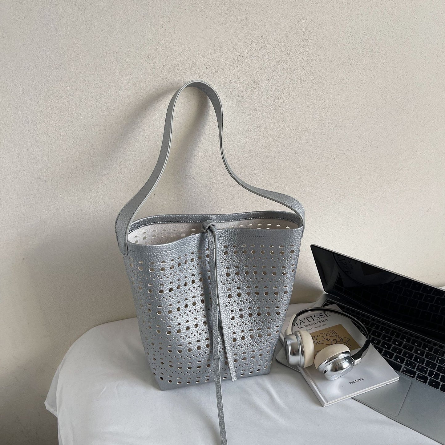 Women's Niche Weaving Hollow Single Commuter Fashion Bucket Bag