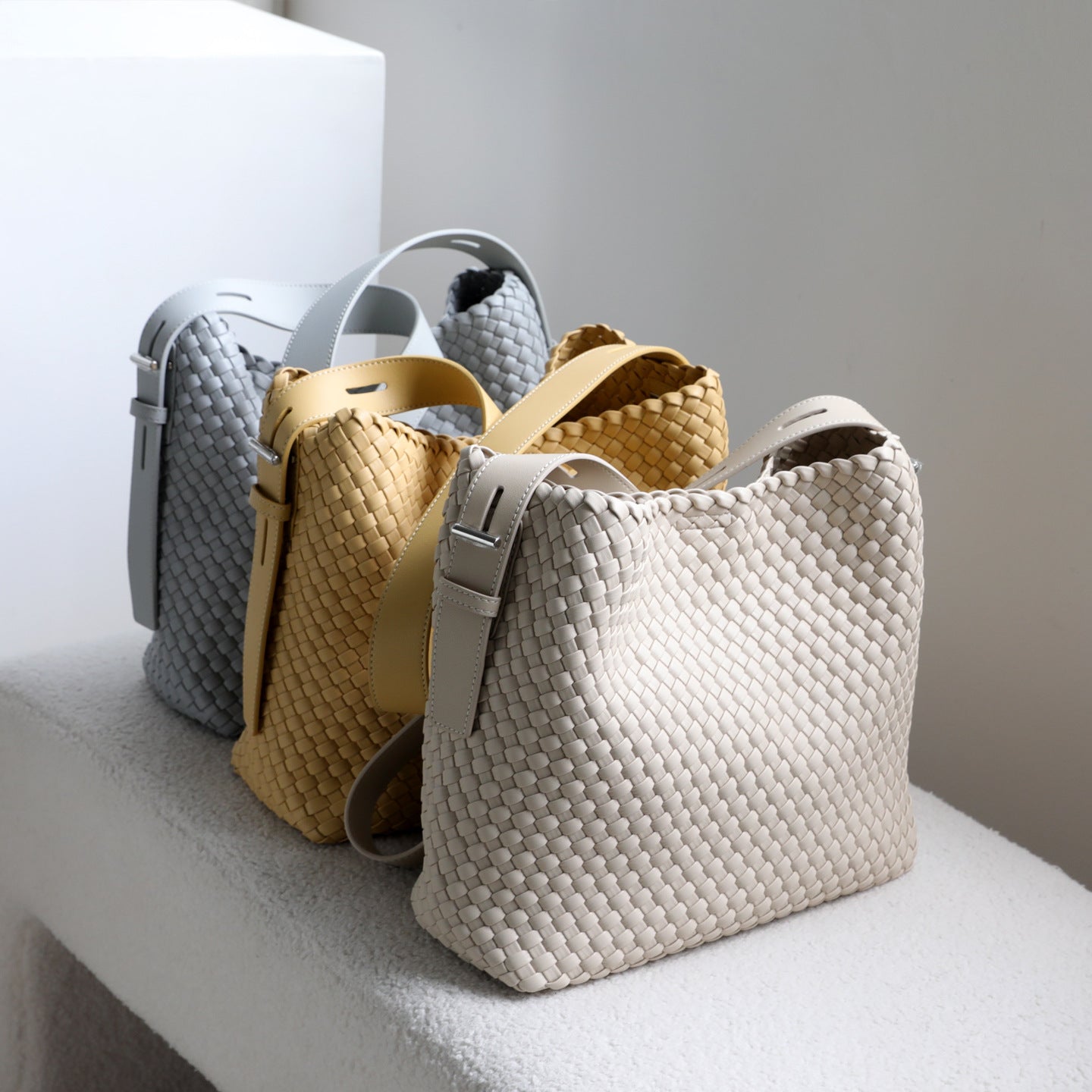 High-grade Handmade Woven Large Capacity Commuter Underarm Mother Leisure Bucket Bag