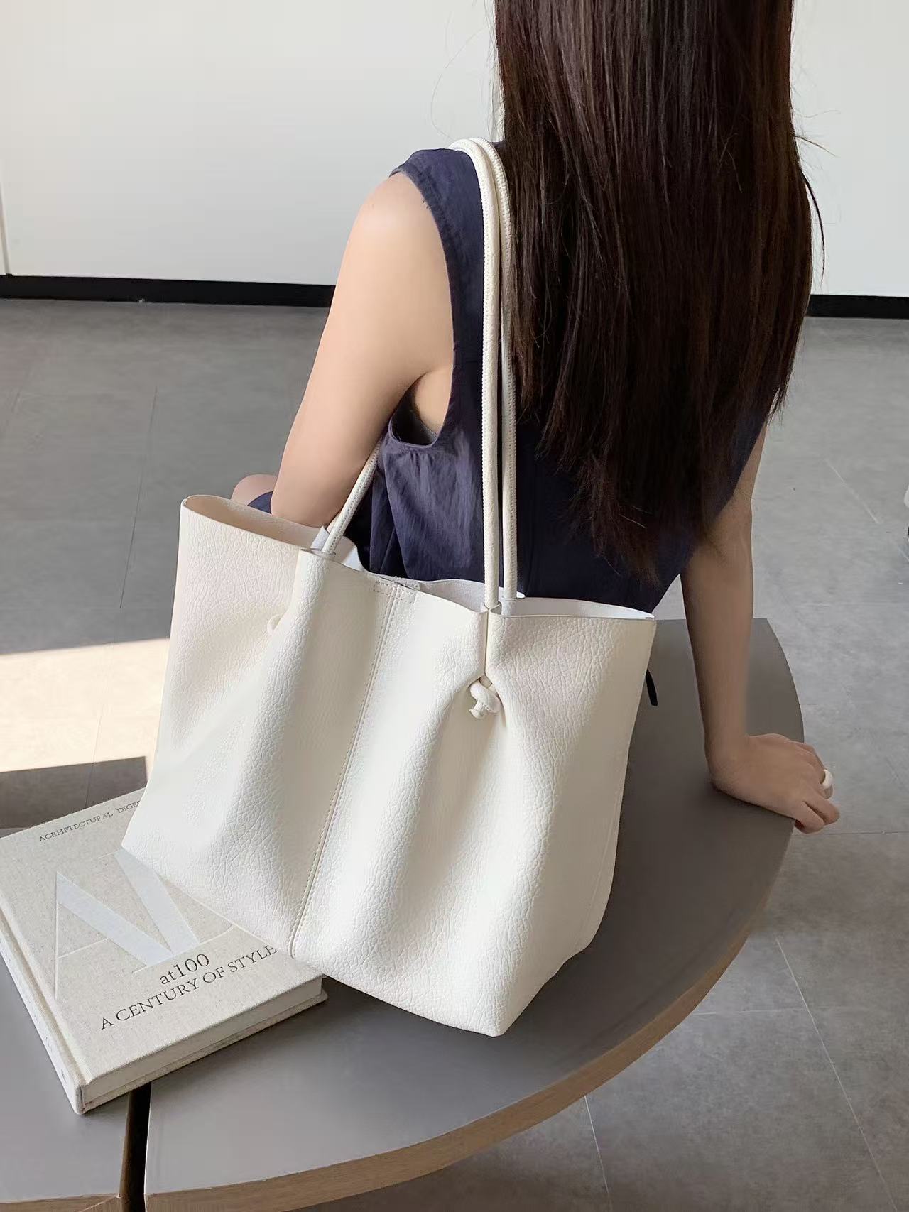 Women's Idle Large Capacity Solid Color Commute Easy Women's Handbag