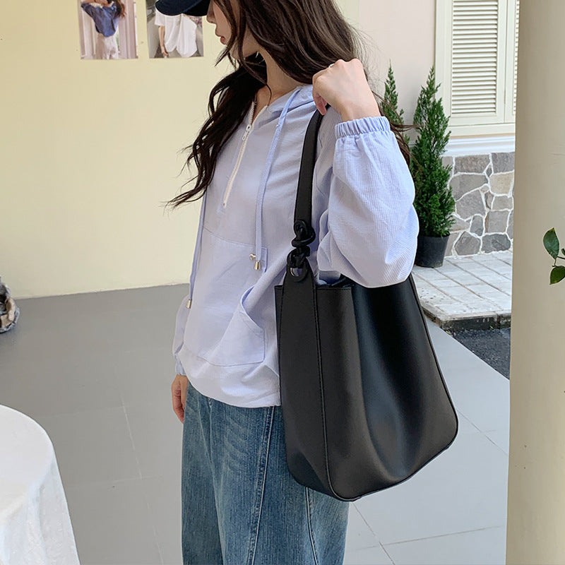 Women's Niche Korean Fashionable Large Capacity Simple Bucket Bag