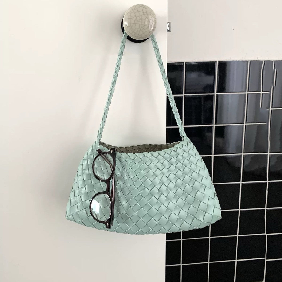 Women's French Retro Hand-woven Dumpling Niche Underarm Vegetable Women's Shoulder Bag