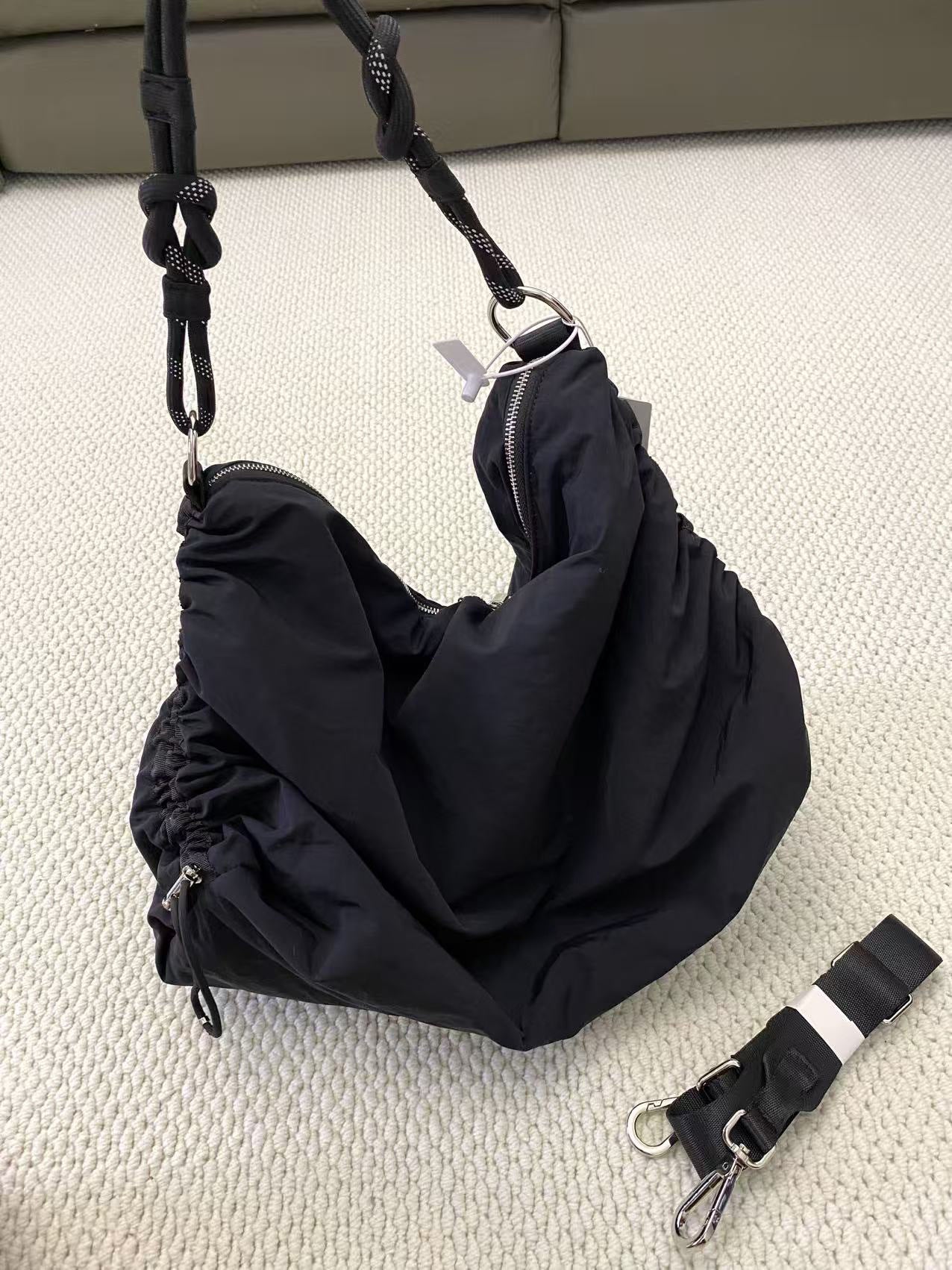 Popular Road Large Intestine Pleated Cloud Underarm Bag
