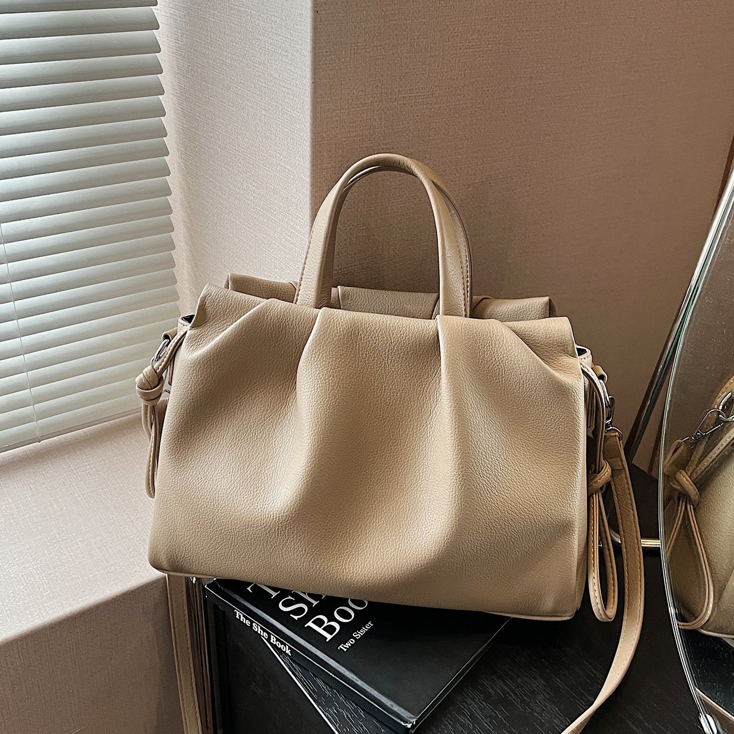 Women's Simple Retro Large Capacity Fashion Best-selling Tote Bags