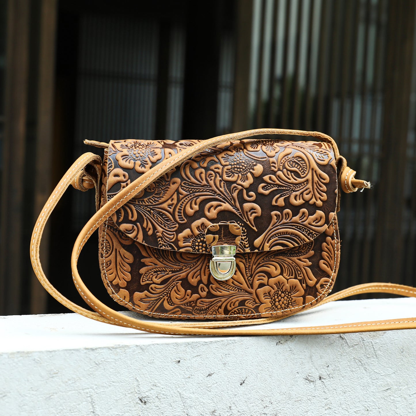 Women's Crazy Horse Leather Retro Embossing Fashion Women's Messenger Bag