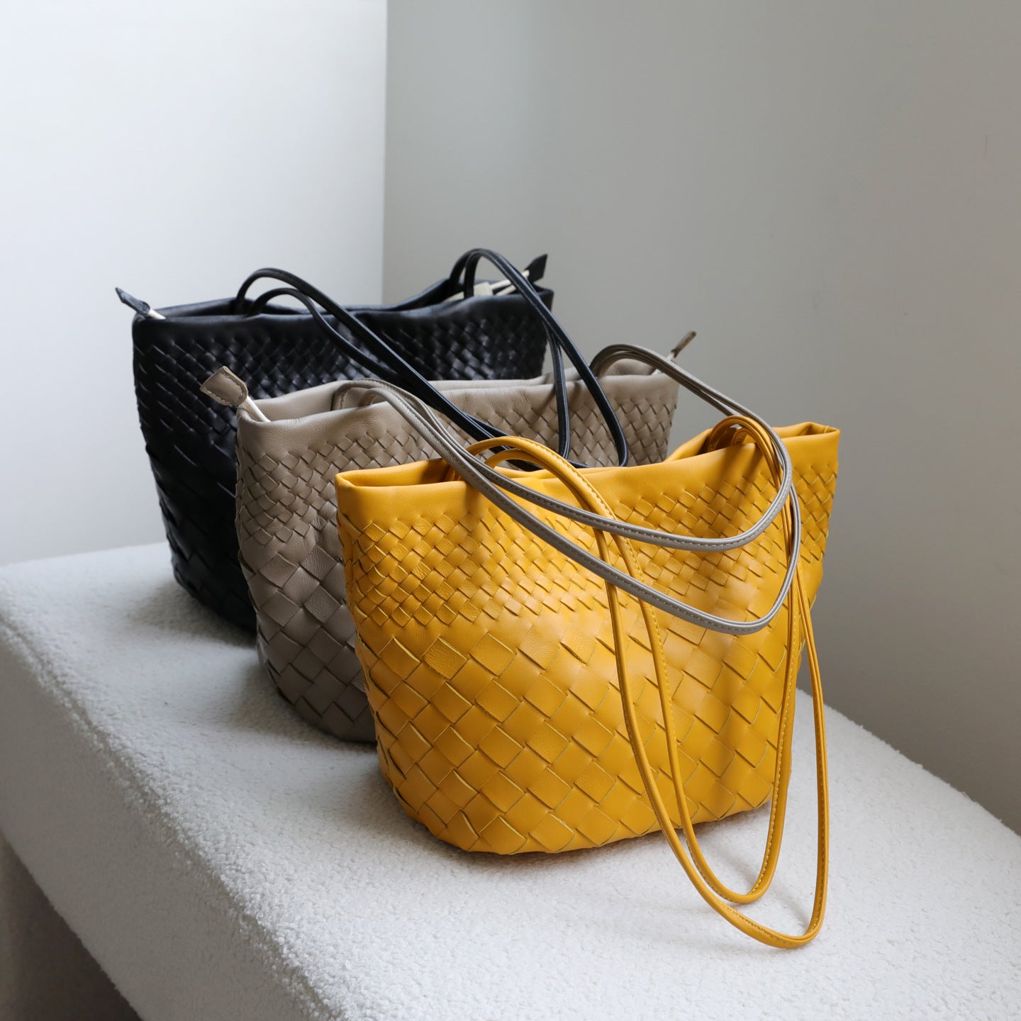 Women's Design Sheepskin Woven Underarm Literary Lazy Commuter Genuine Bucket Bag