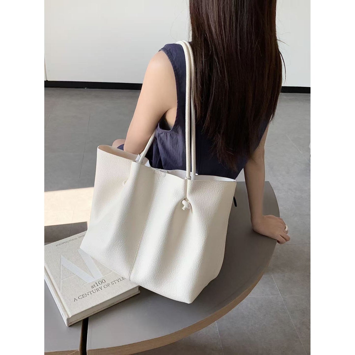 Women's Idle Large Capacity Solid Color Commute Easy Women's Handbag
