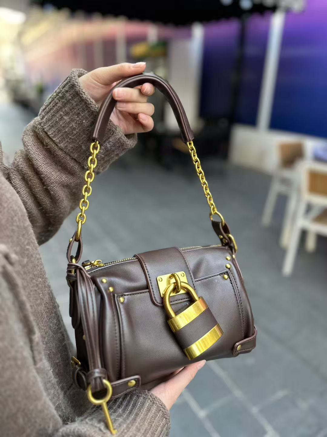 Women's Design Retro Easy Matching Large Twist High-grade Light Bags