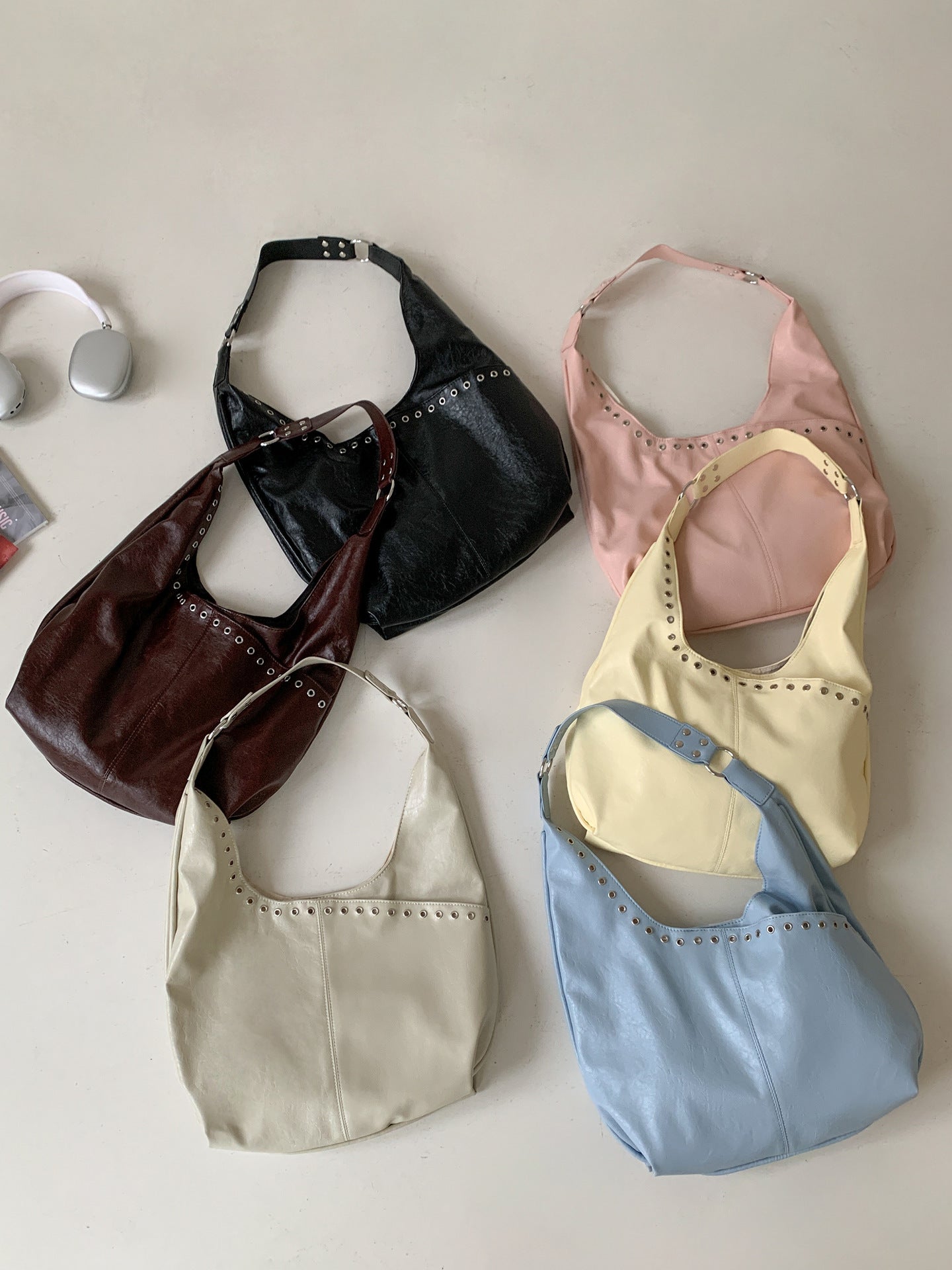 Women's Leisure Commute Rivet Horizontal Large Capacity Retro Style High-grade Tote Bag