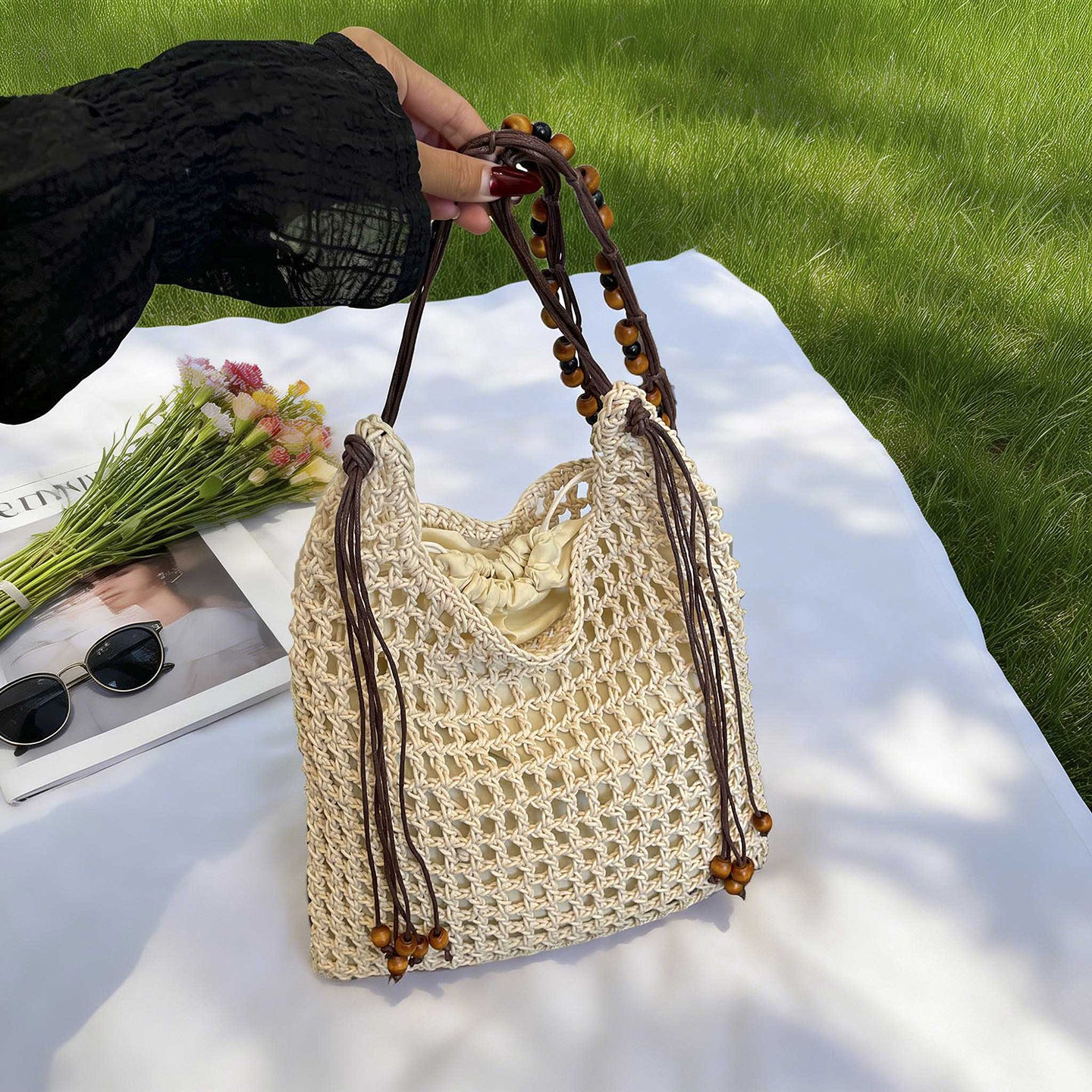 Women's Holiday Early Spring Weaving Hollow Beaded Women's Messenger Bag