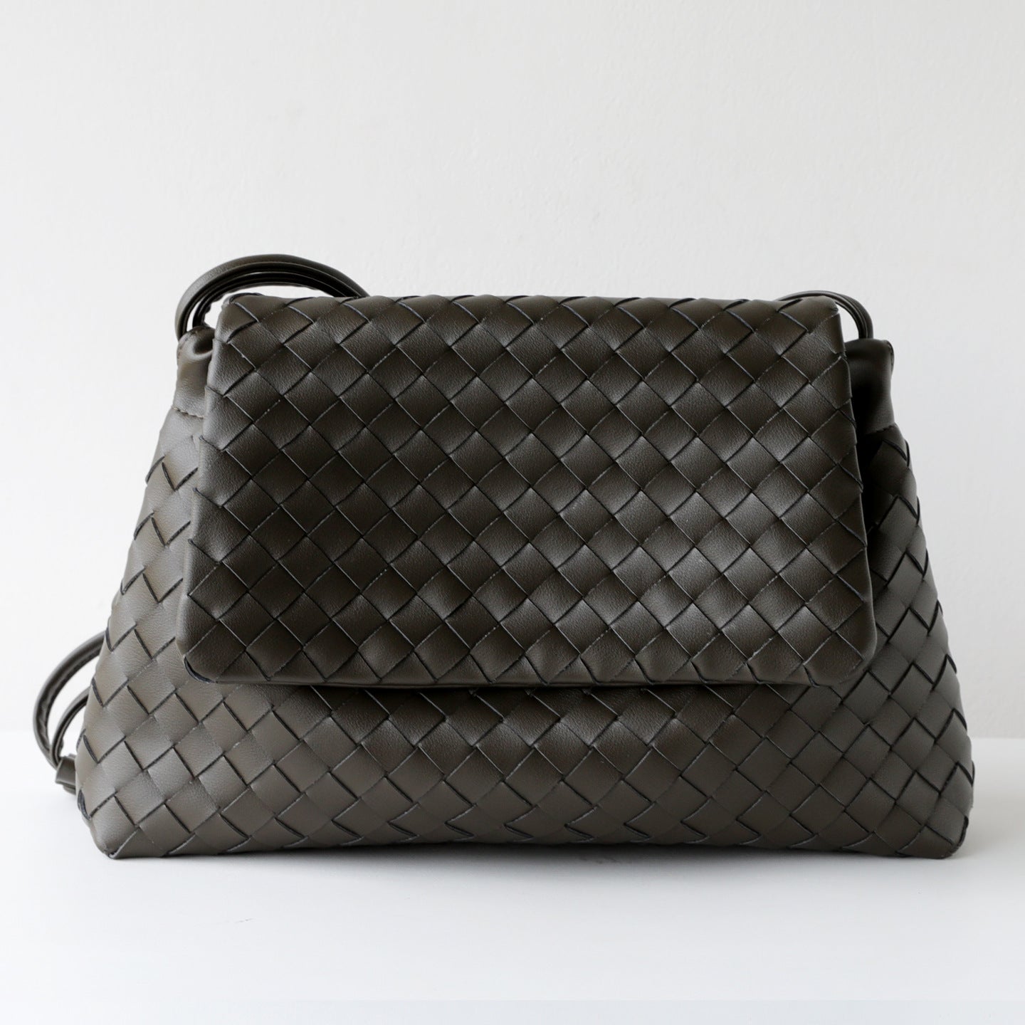 Women's High-grade Flip Hand-woven Commuter Leather Large Capacity Garbage Women's Shoulder Bag