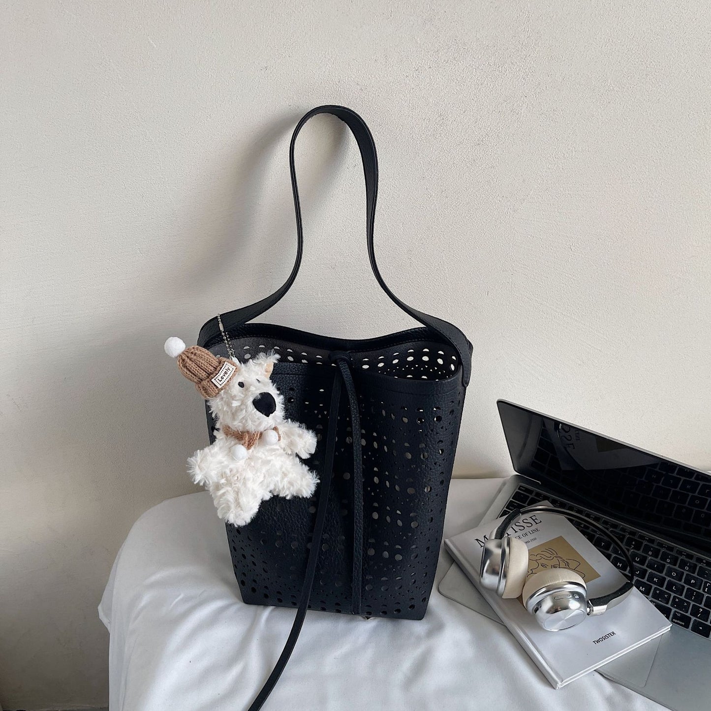 Women's Niche Weaving Hollow Single Commuter Fashion Bucket Bag