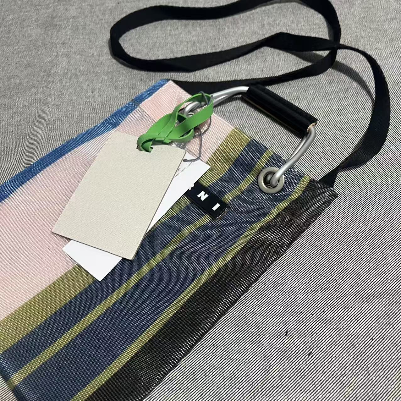 Women's & Men's Woven Aluminum Portable Straw Beach Tote Bag