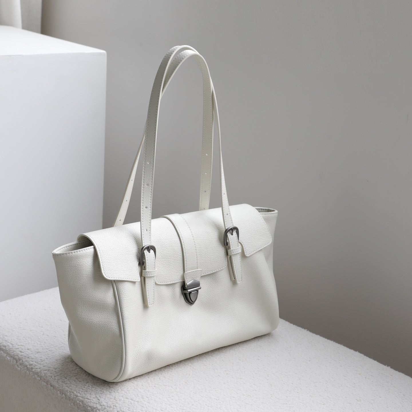 Women's Niche Baguette High-grade Leisure Commute Retro Underarm Bag