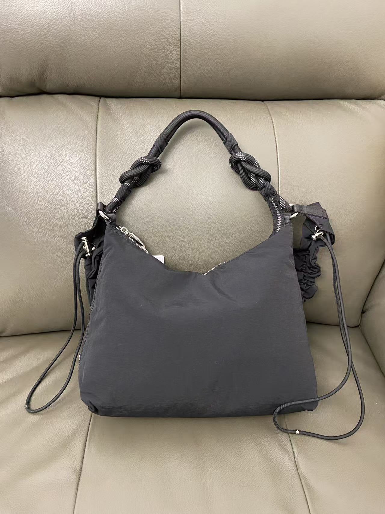 Popular Road Large Intestine Pleated Cloud Underarm Bag