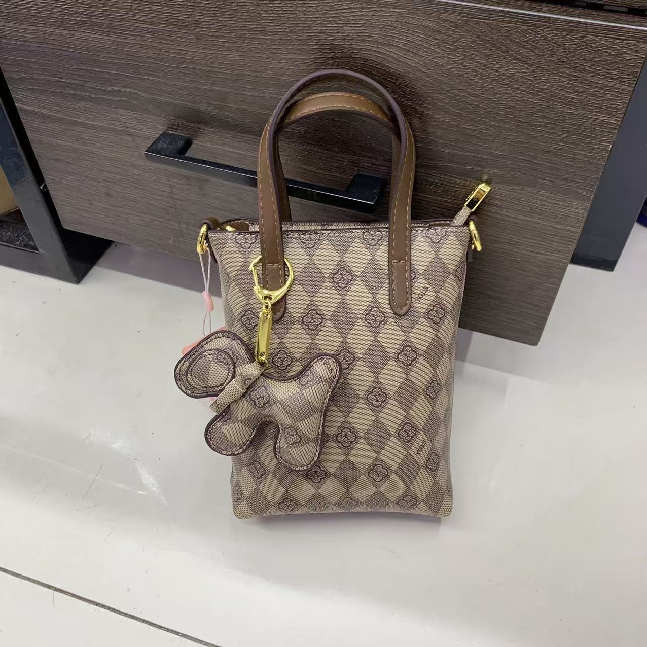 Retro Printed Lightweight Mobile Exquisite Idle Style Simple Texture Hand Bags