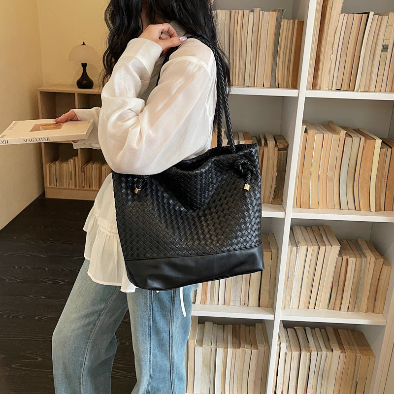 Women's High-grade Hand-woven Fashion Commuter Vintage Bucket Bag
