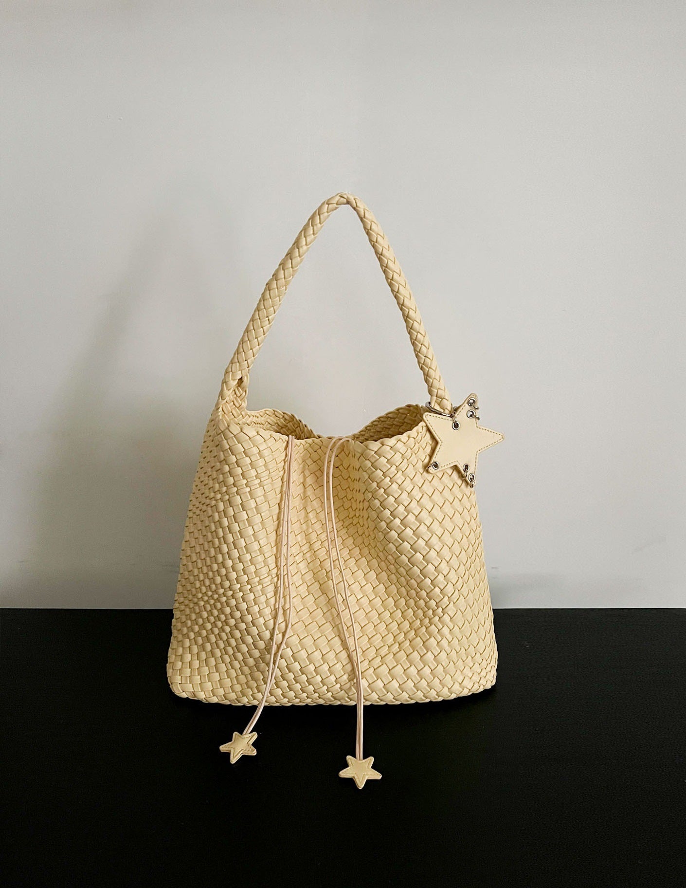 Women's Hand-woven Underarm High-grade Sensitive Hand-held Fashion Bags