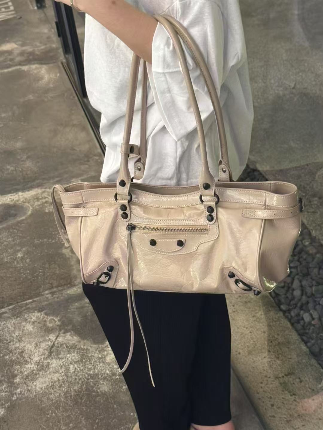 Style Hot Rivet Pleated First Layer Underarm Bag