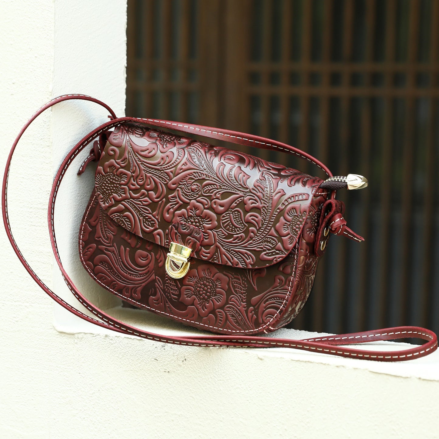 Women's Crazy Horse Leather Retro Embossing Fashion Women's Messenger Bag