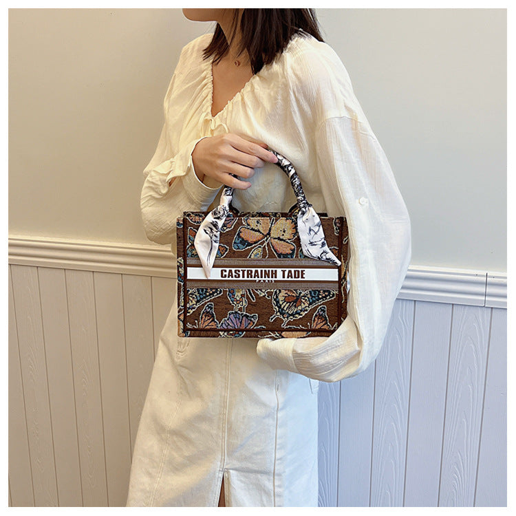 Fashionable Large Autumn Retro Printed Embroidered Women's Shoulder Bag