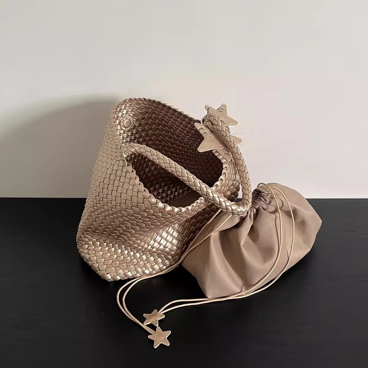 Women's Hand-woven Underarm High-grade Sensitive Hand-held Fashion Bags