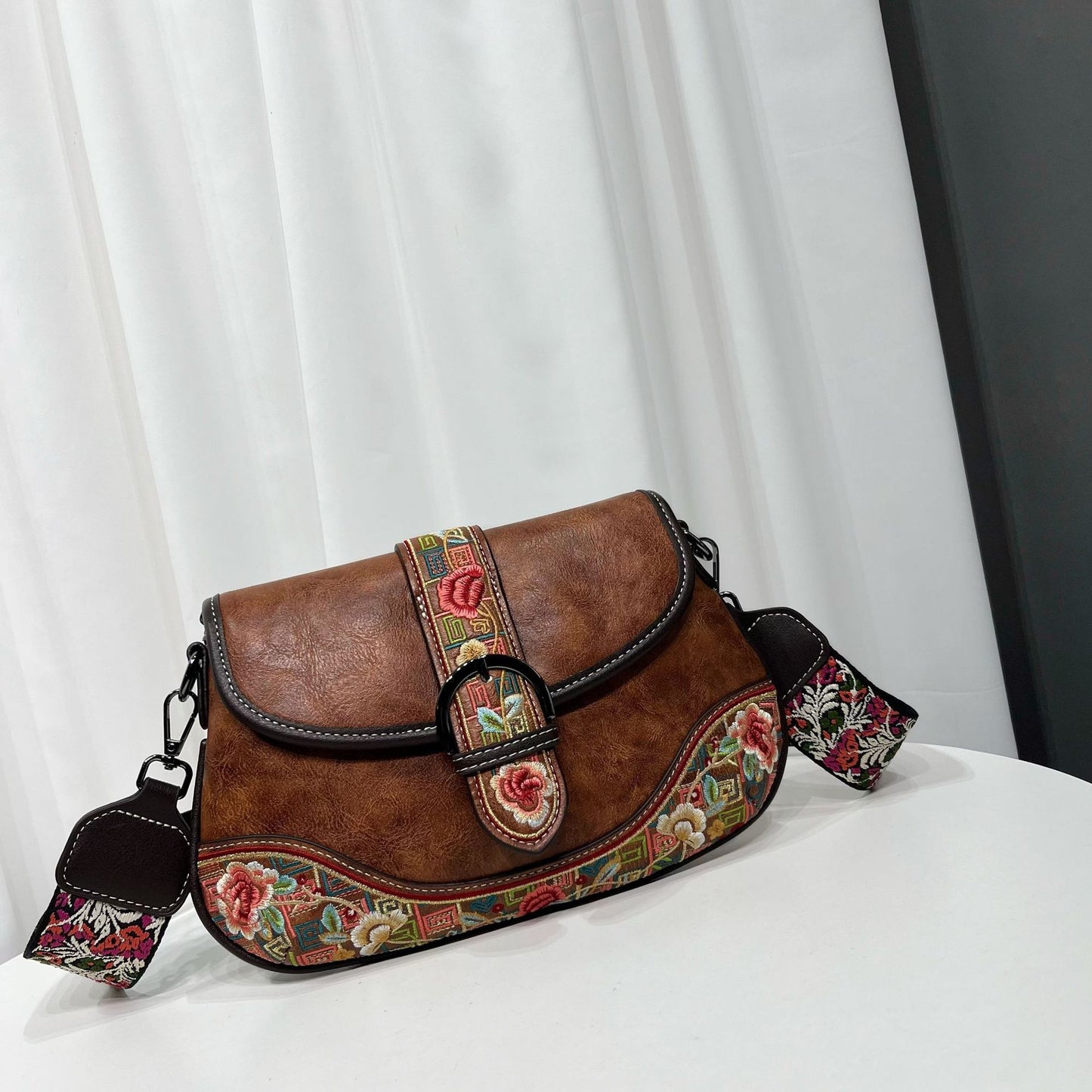 Women's Style Embroidery Texture Artistic Large Capacity Shoulder Bags
