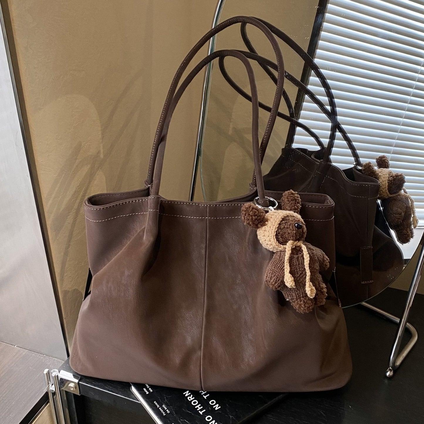 Women's Fashionable Large Capacity Simple Leisure Commute Bags