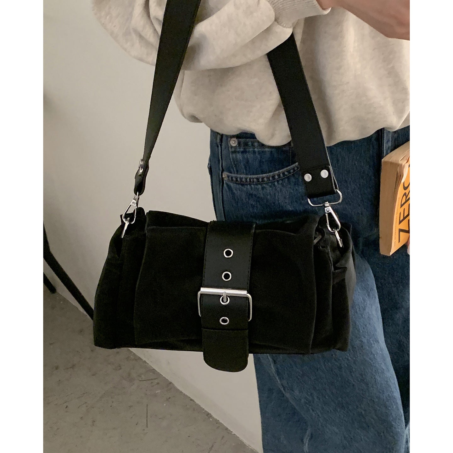 Women's Retro Minority Textured Simple Winter Commuter Underarm Bag