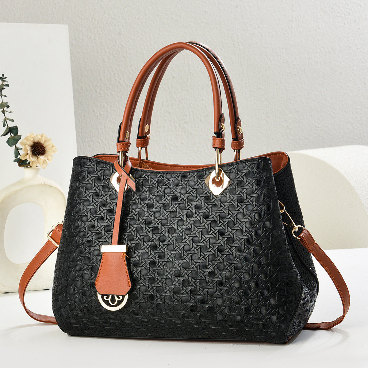Attractive Women's Fashionable Large Capacity Lightweight Women's Handbag