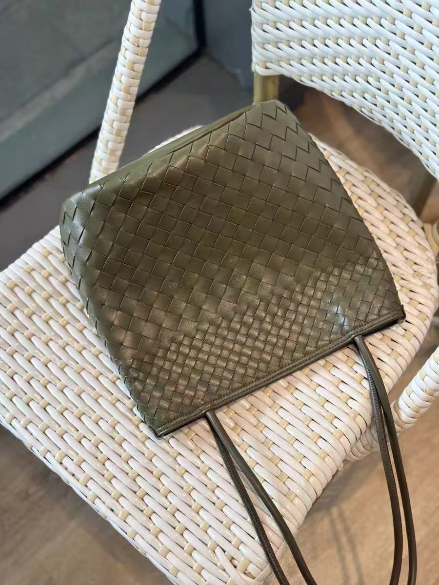 Niche High-grade Leisure Commute Woven Large Capacity Bucket Bag
