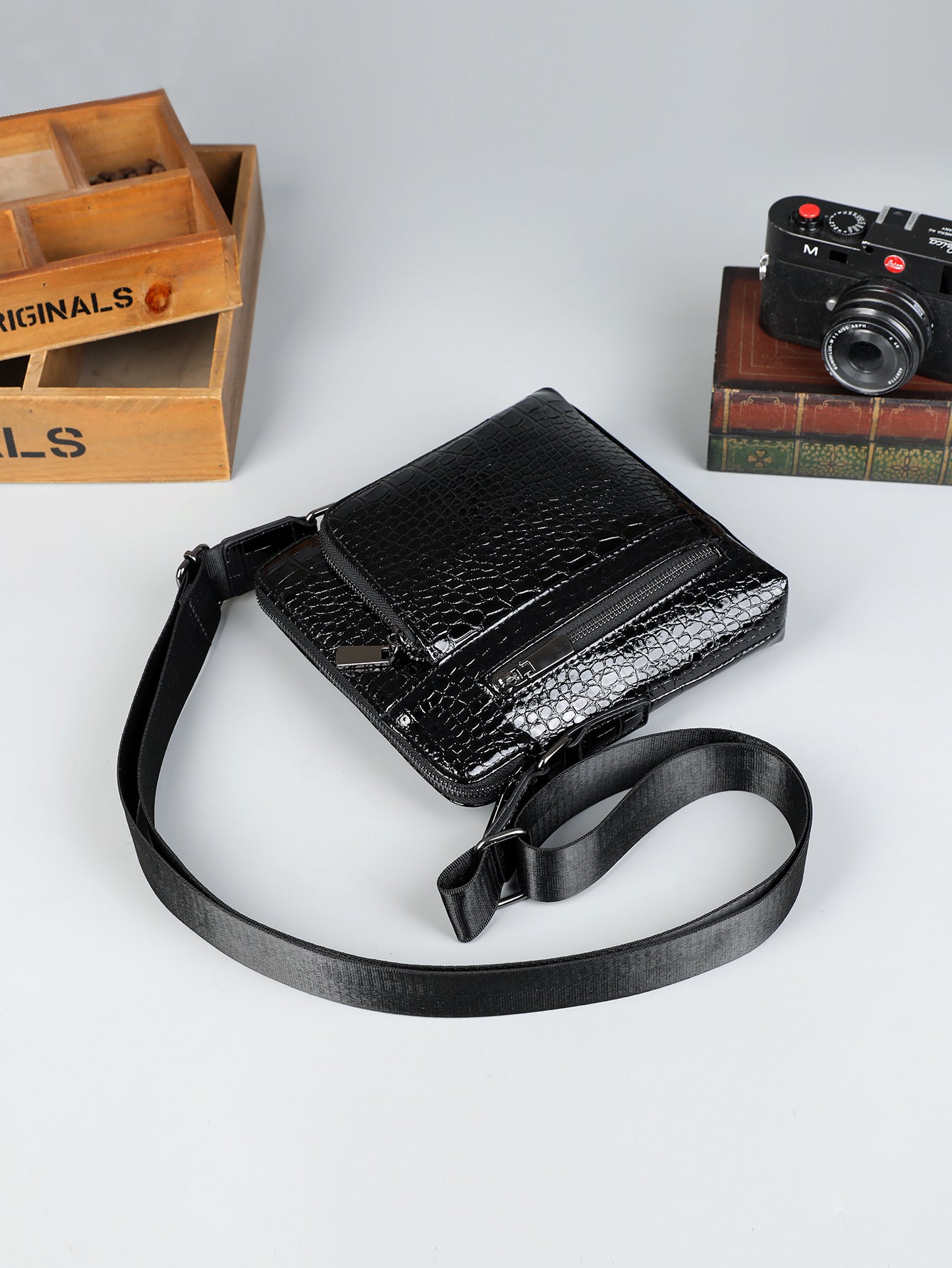 Men's Fashion Crocodile Pattern Soft Leather Business Commute Simple Men's Bags