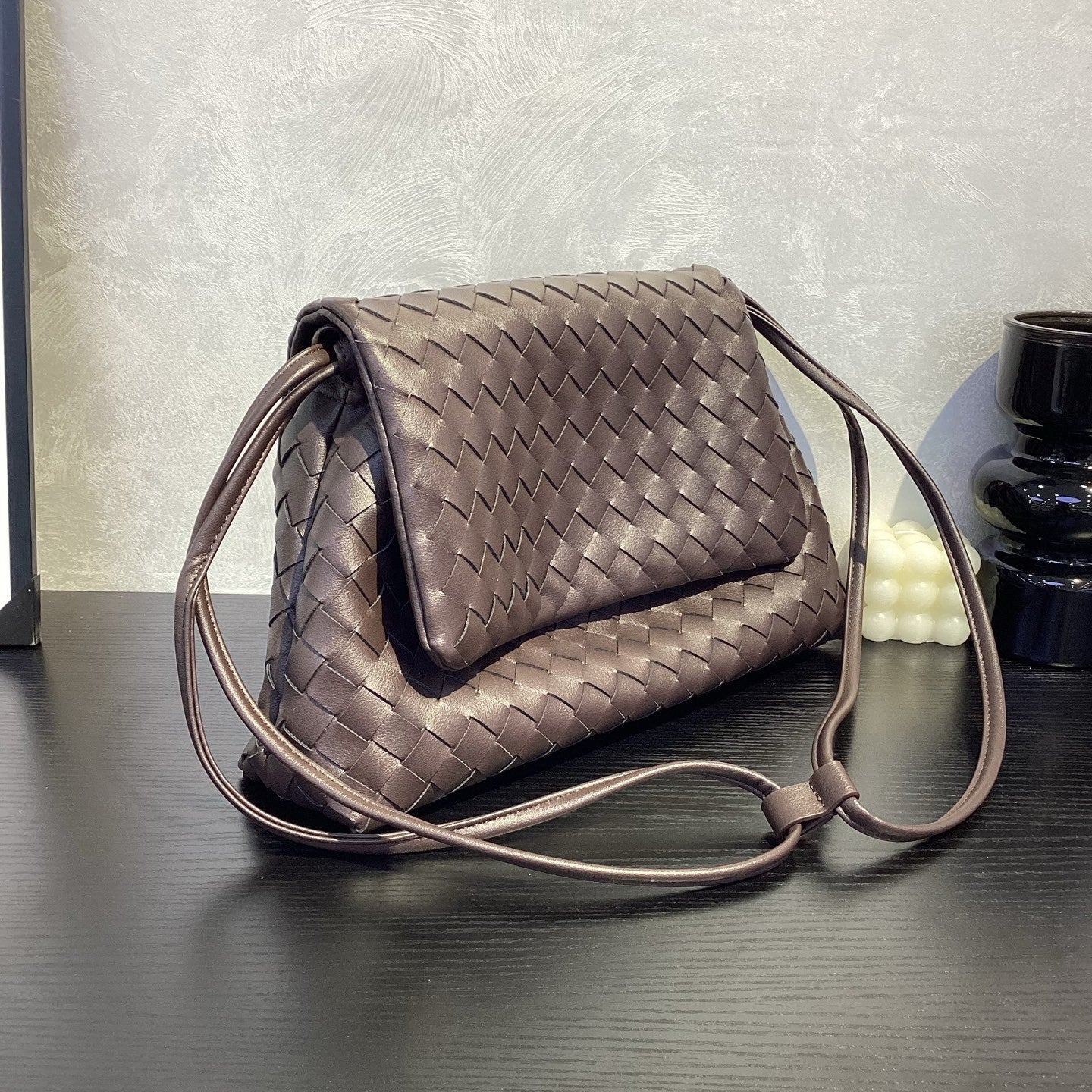 Hand-woven Flip Drawstring Simple Loose Woven Women's Shoulder Bag
