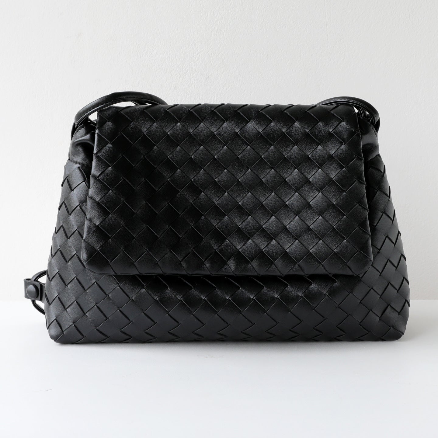 Women's High-grade Flip Hand-woven Commuter Leather Large Capacity Garbage Women's Shoulder Bag