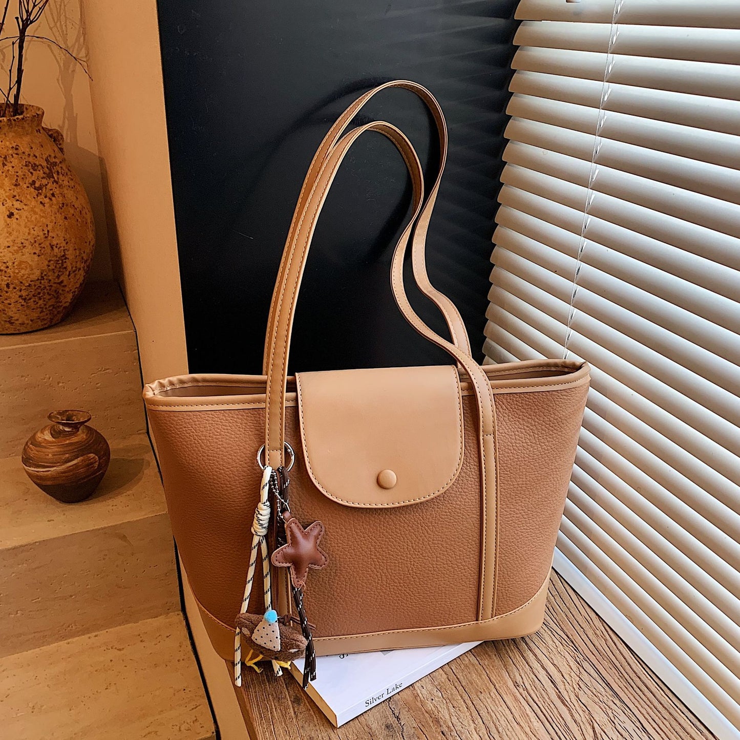 Women's Capacity Commuter High Sense Retro Out Portable Tote Bags